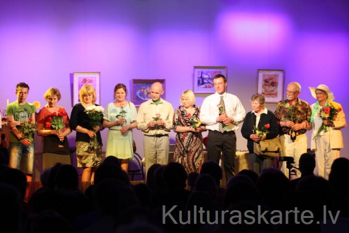 Daugmales teātra draugu grupa pēc izrādes